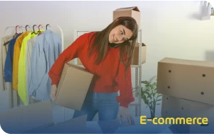 Mulher separando produtos de loja e-commerce